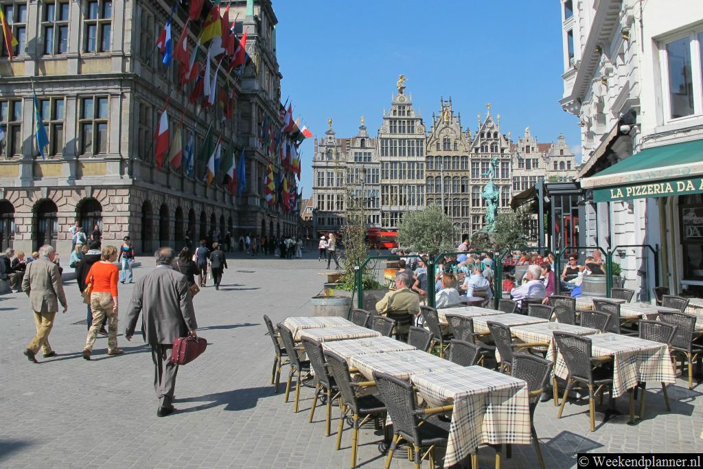 De Grote Markt van Antwerpen ligt centraal in de stad. Als je hier een hotel hebt ben je dichtbij de belangrijkste bezienswaardigheden, de winkelstraten en de restaurants in de binnenstad.Tips: De attracties rond de Grote Markt in Antwerpen.
